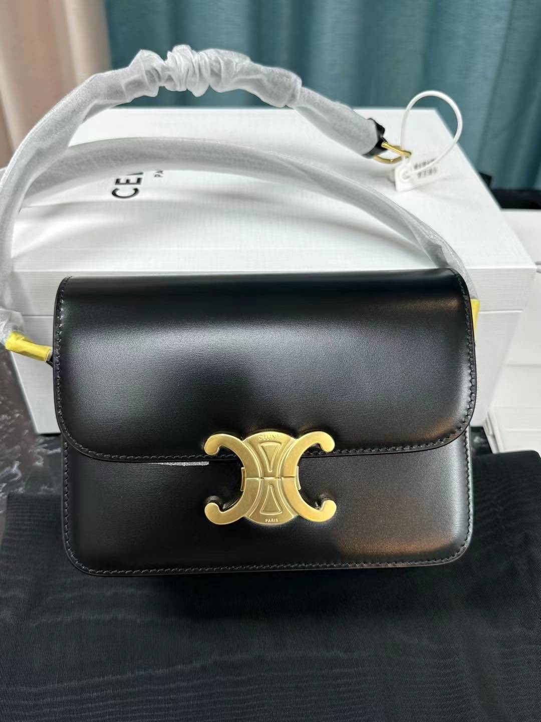 CELINE TEEN TRIOMPHE BAG IN SHINY CALFSKIN /BLACK