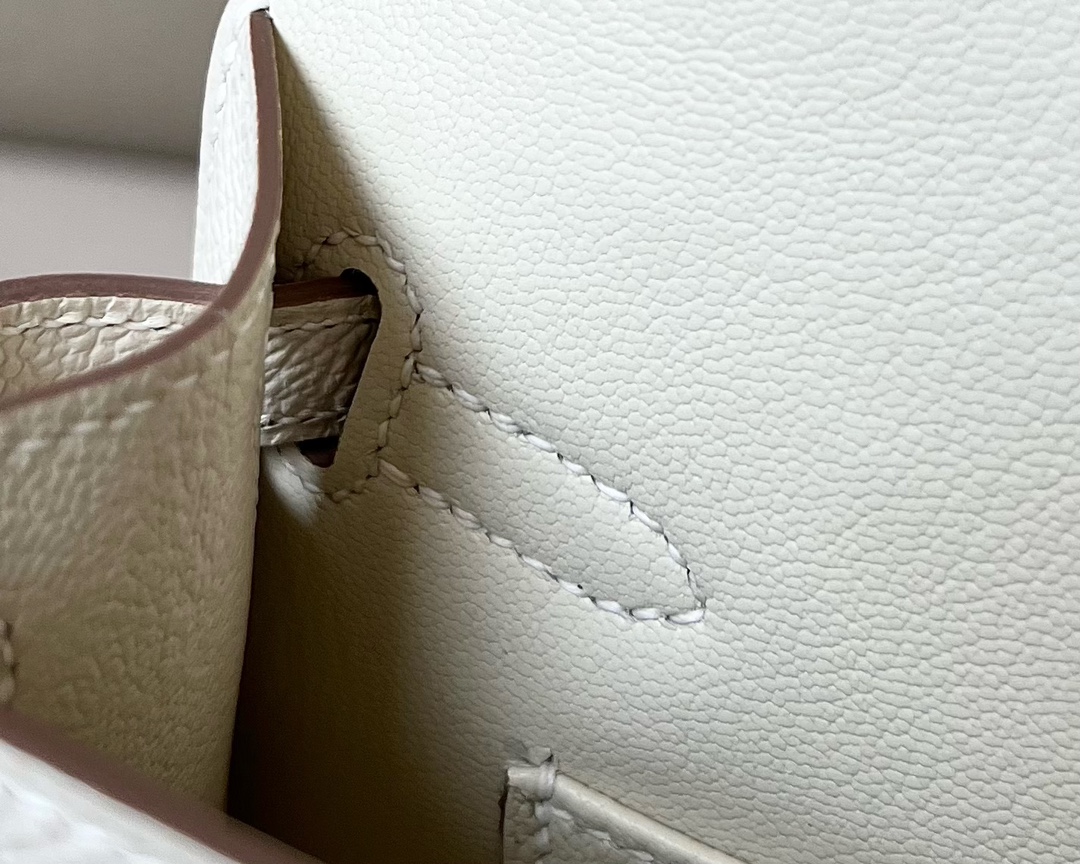 HERMES Kelly En Desordre 20 Handmade Bag/CC10 Milkshake White / Gold Hardware / Epsom Leather