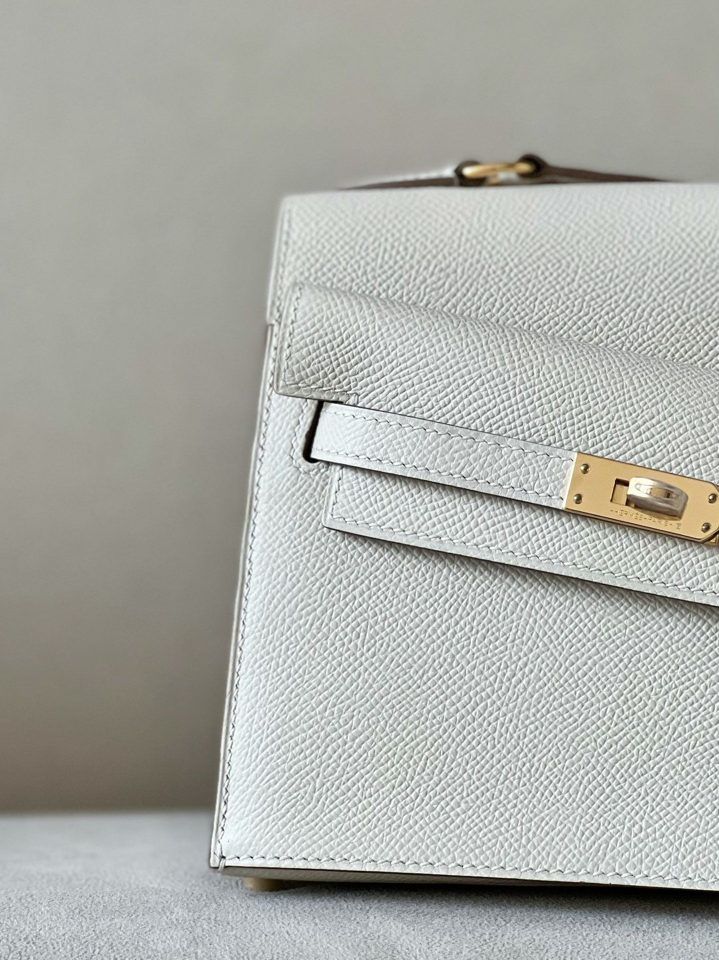 HERMES Kelly En Desordre 20 Handmade Bag/CC10 Milkshake White / Gold Hardware / Epsom Leather