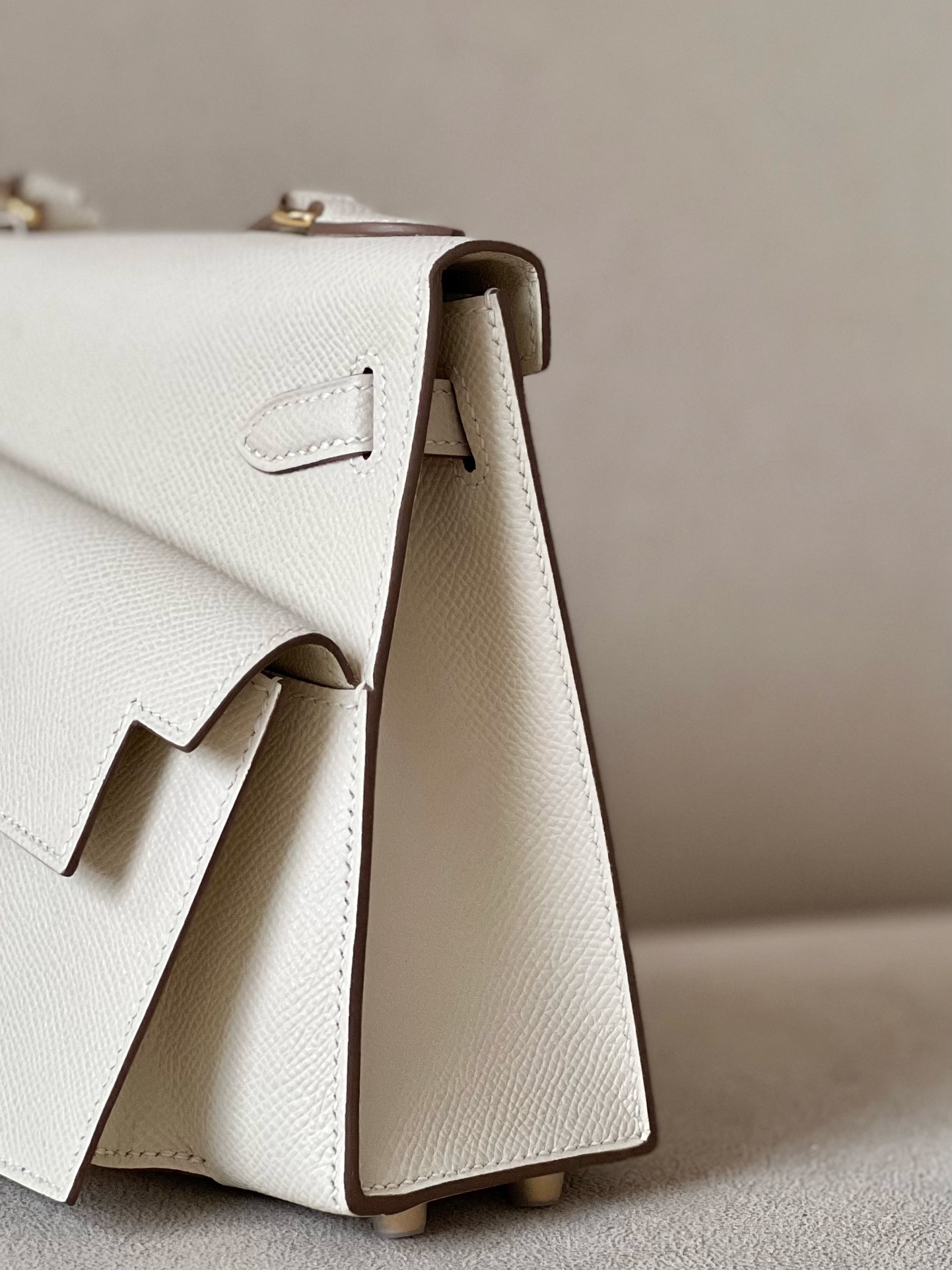 HERMES Kelly En Desordre 20 Handmade Bag/CC10 Milkshake White / Gold Hardware / Epsom Leather