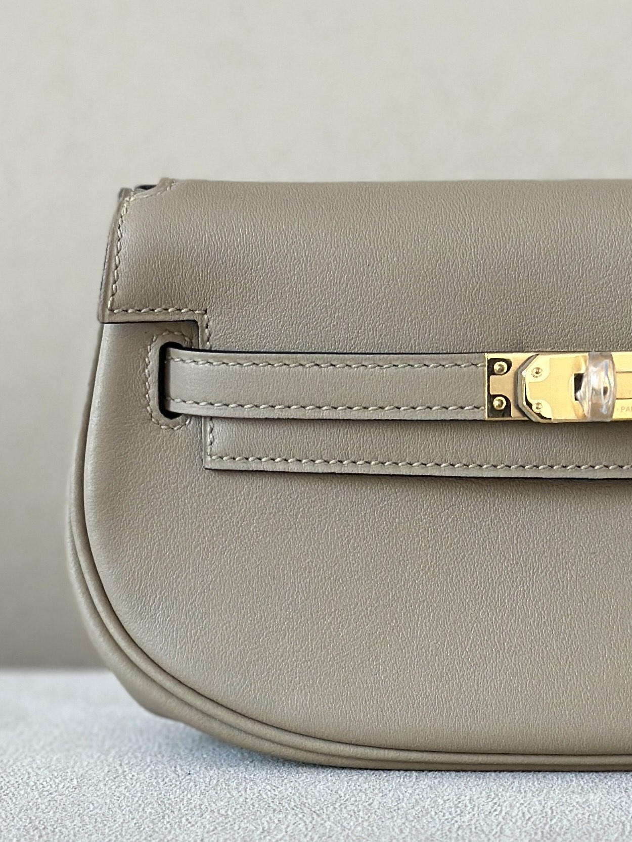 HERMES Kelly Moove 17 Bag /8Q Malfa Beige Gold Buckle Swift Leather  