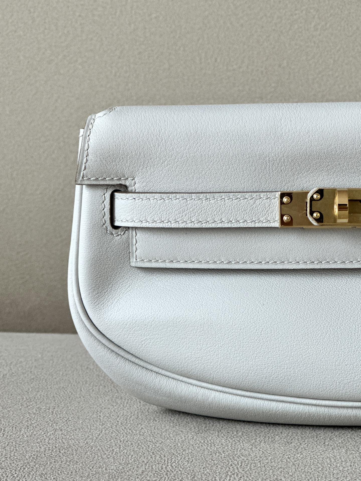 HERMES Kelly Moove 17 Bag /M4 Milk Gray Gold Buckle Swift Leather  