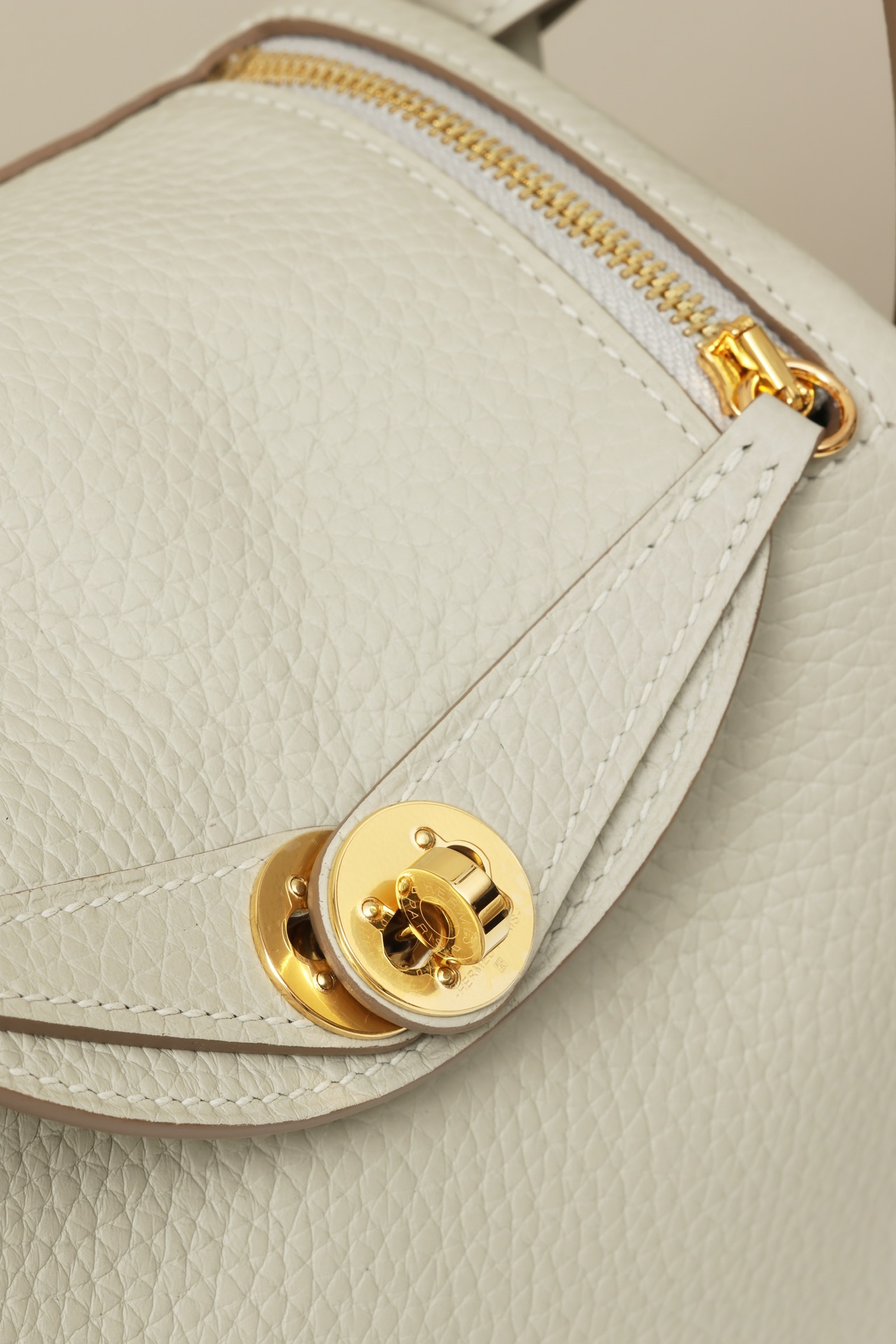 HERMES Mini Lindy Handmade Bag/8L Glacier White / Gold Buckle / Clemence Leather  