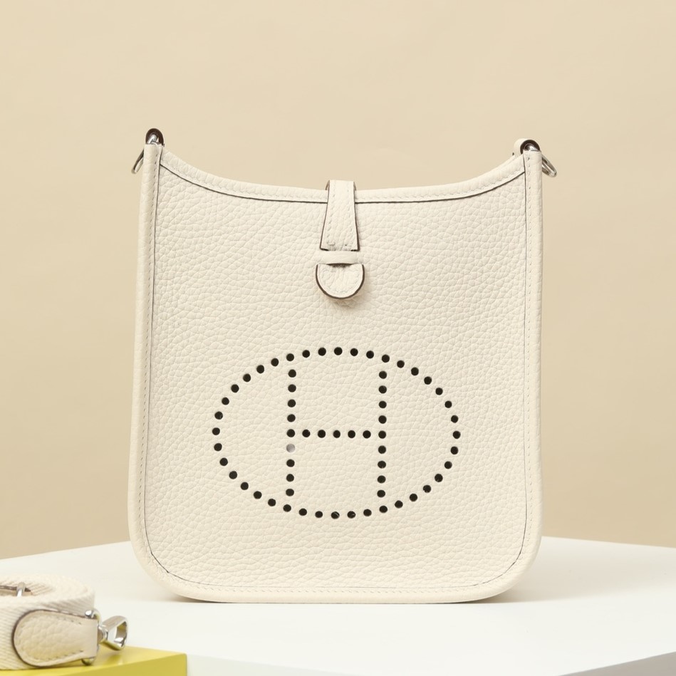 HERMES Evelyne 17 Bag /I2 Cream White / Silver Buckle / Clemence Leather  