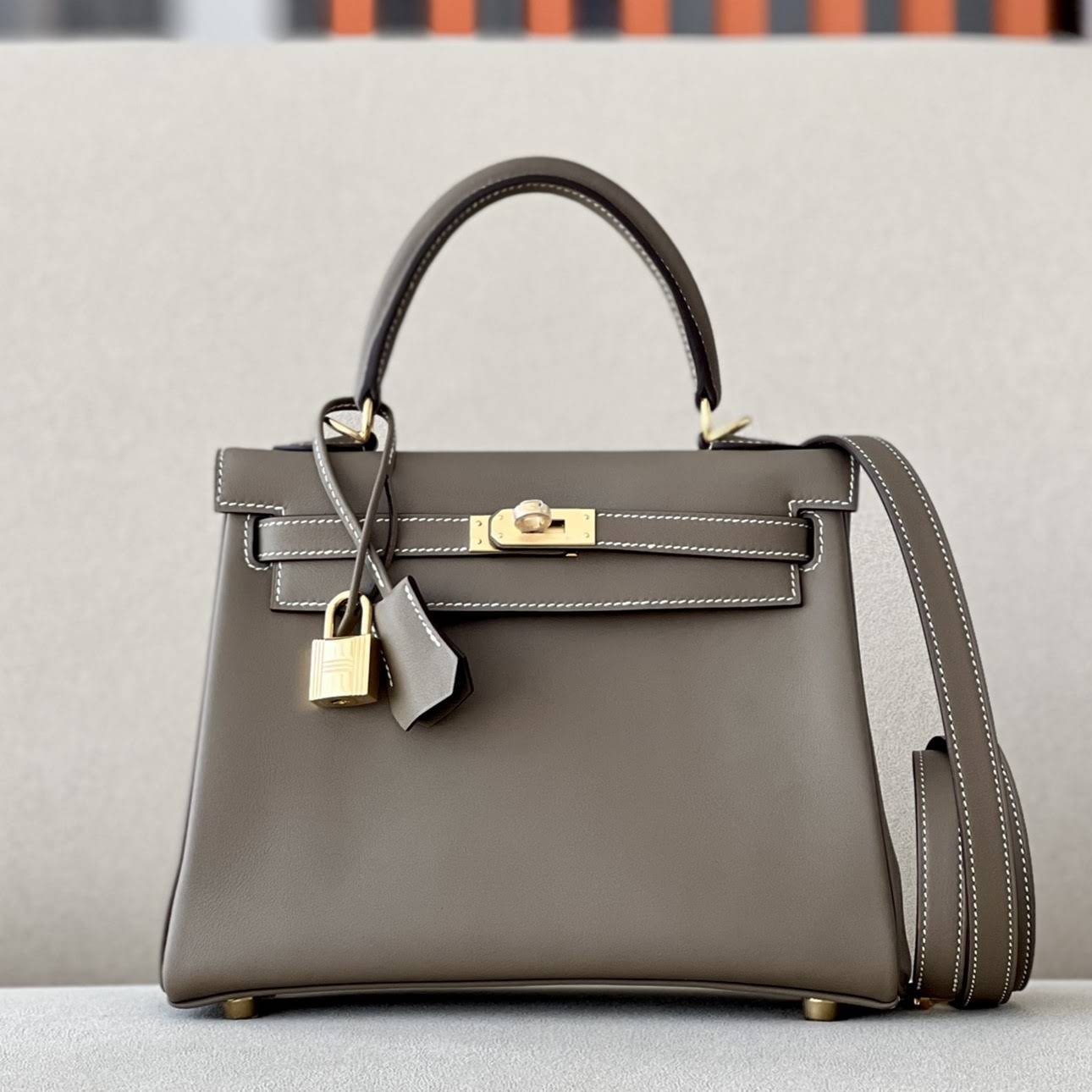 HERMES Kelly 25 Bag /CK18 Elephant Gray/Gold Buckle/Swift Leather  