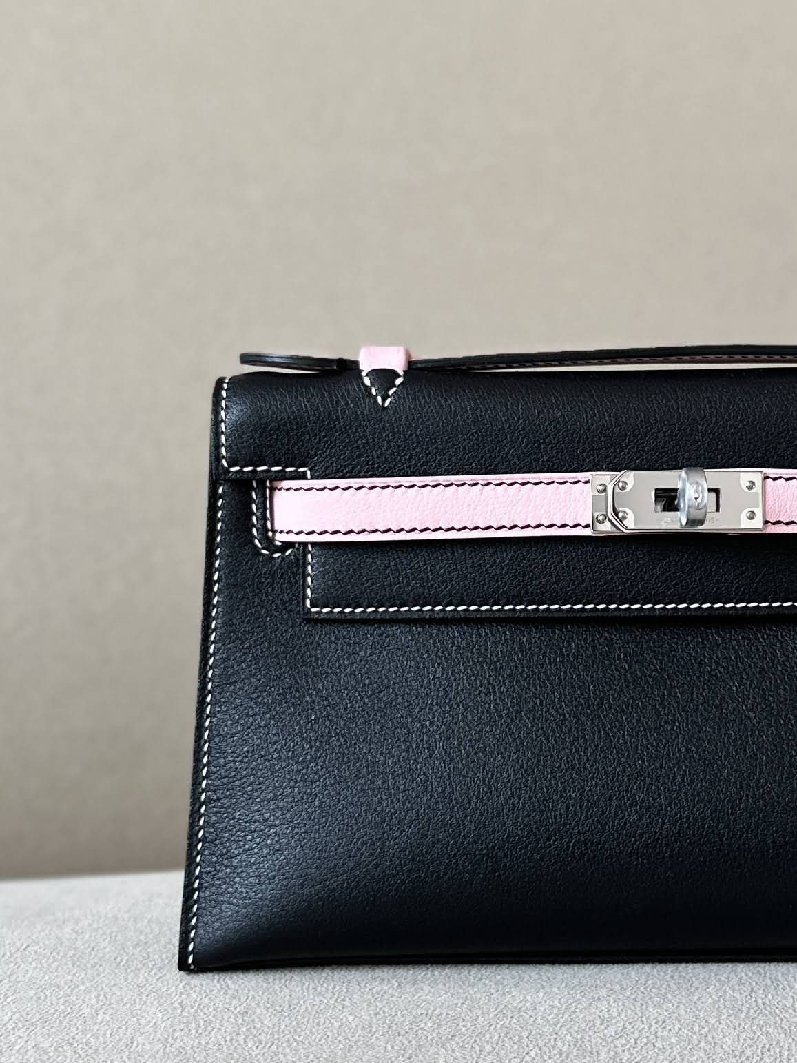 HERMES Kelly 22 Bag /CK89 Black/3Q Sakura Pink/Silver Buckle/Swift  