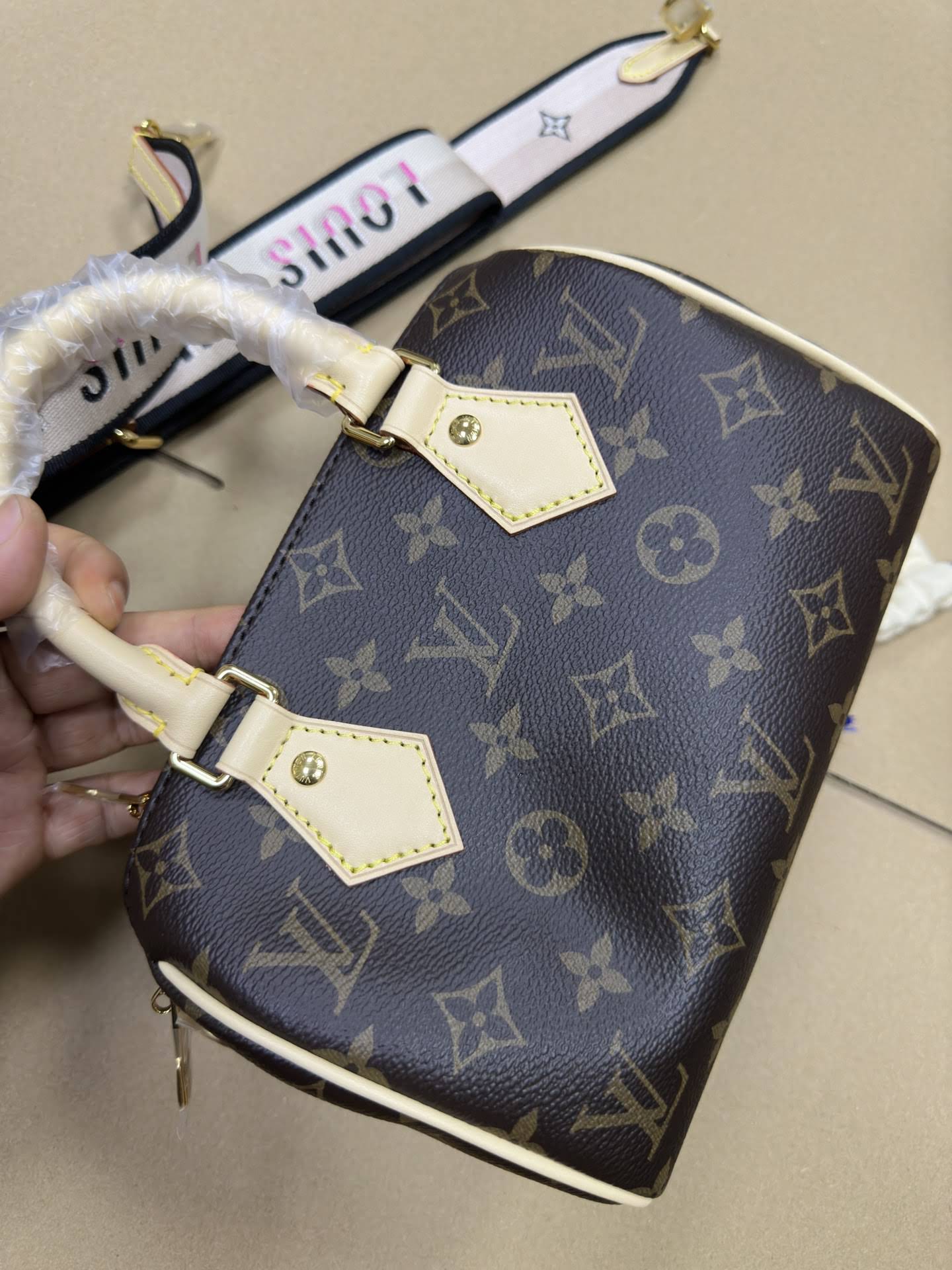 LOUIS VUITTON Speedy Bandoulière 20 Bag