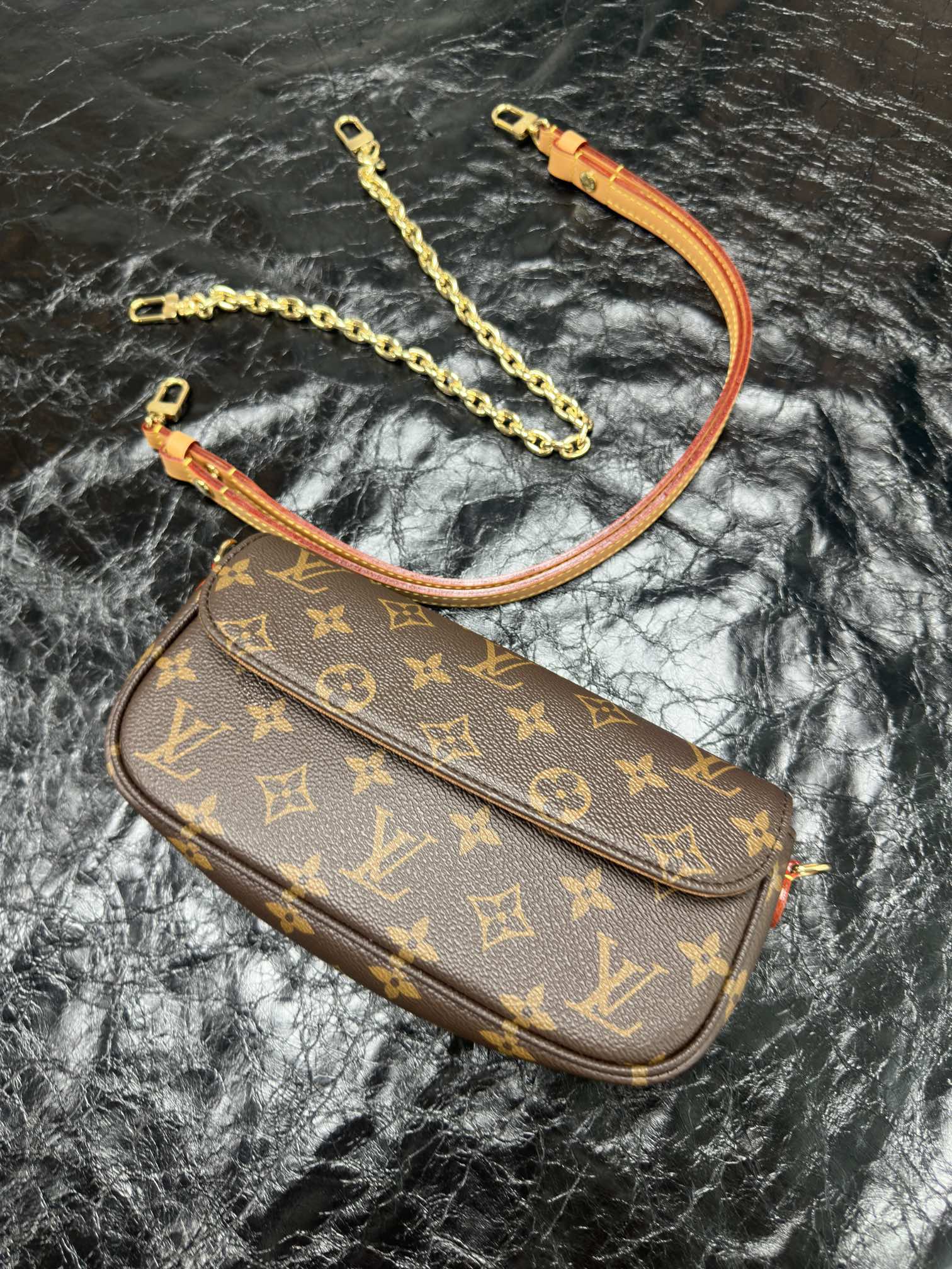 LOUIS VUITTON The Ivy Wallet on Chain Bag