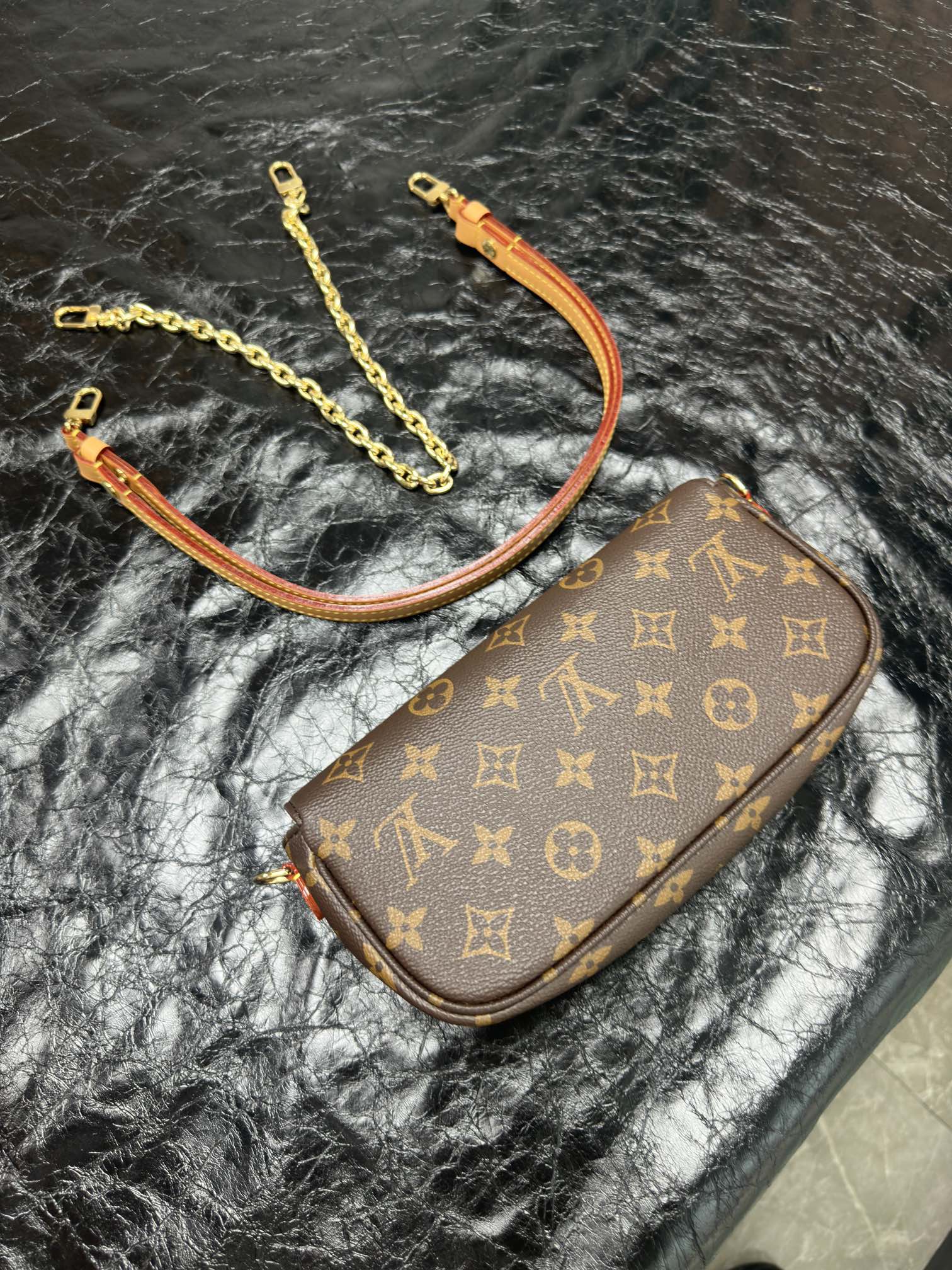 LOUIS VUITTON The Ivy Wallet on Chain Bag