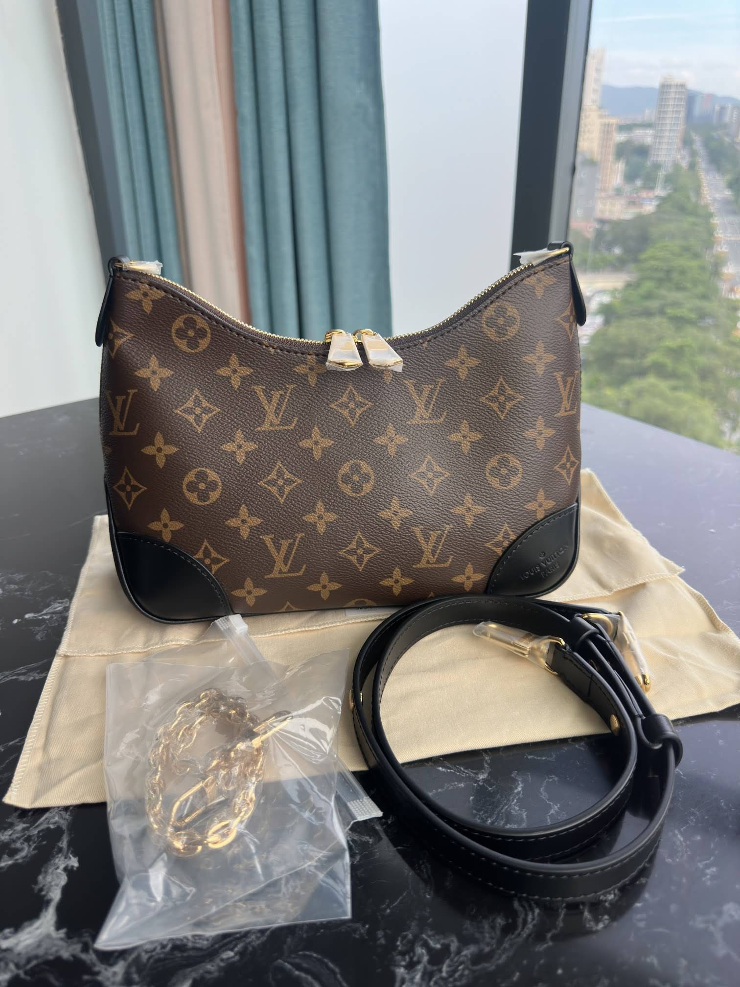 LOUIS VUITTON The Boulogne Bag (Black)