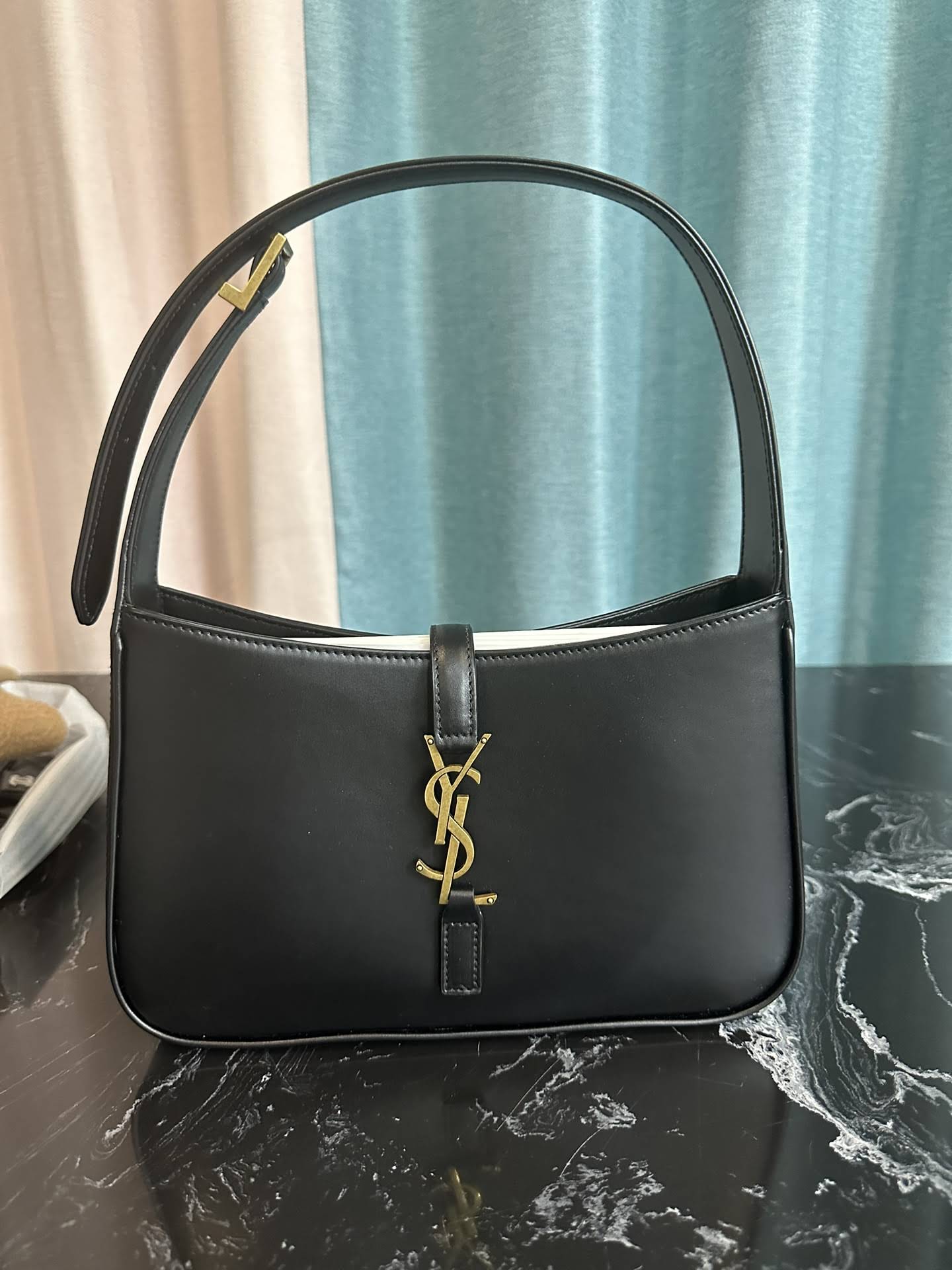 SAINT LAURENT LE 5 À 7 in smooth leather