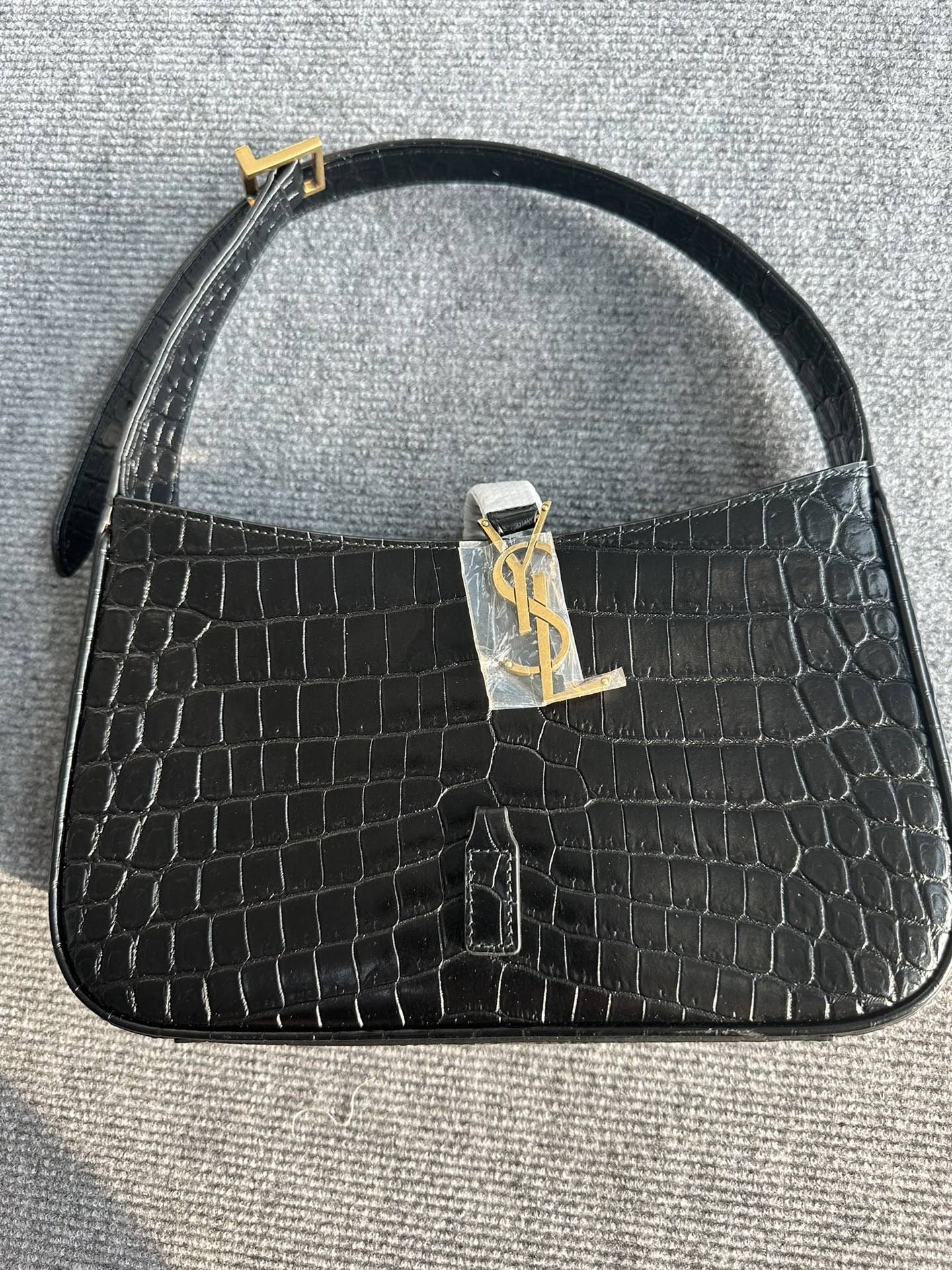 SAINT LAURENT LE 5 À 7 in crocodile-embossed shiny leather