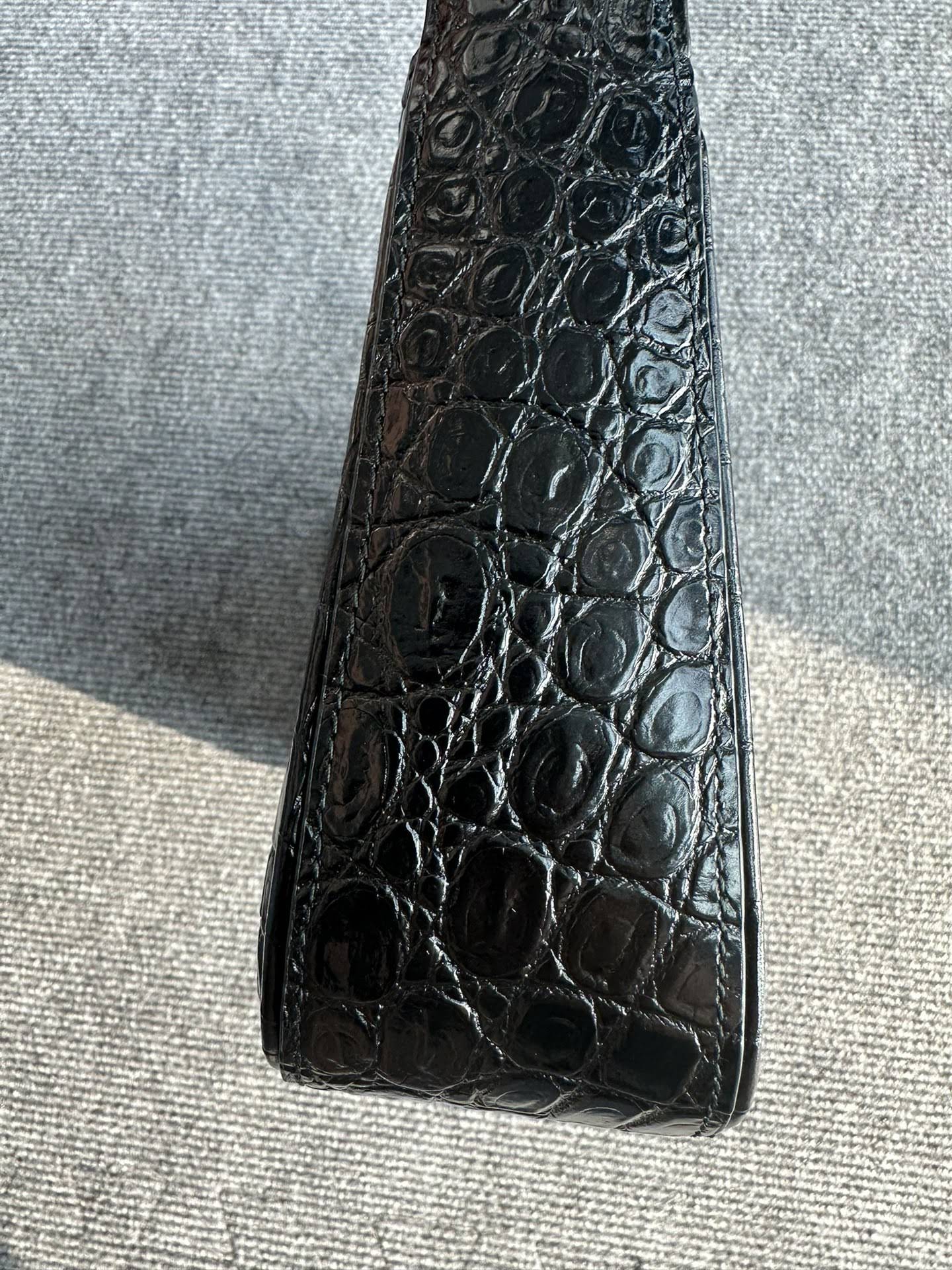 SAINT LAURENT LE 5 À 7 in crocodile-embossed shiny leather