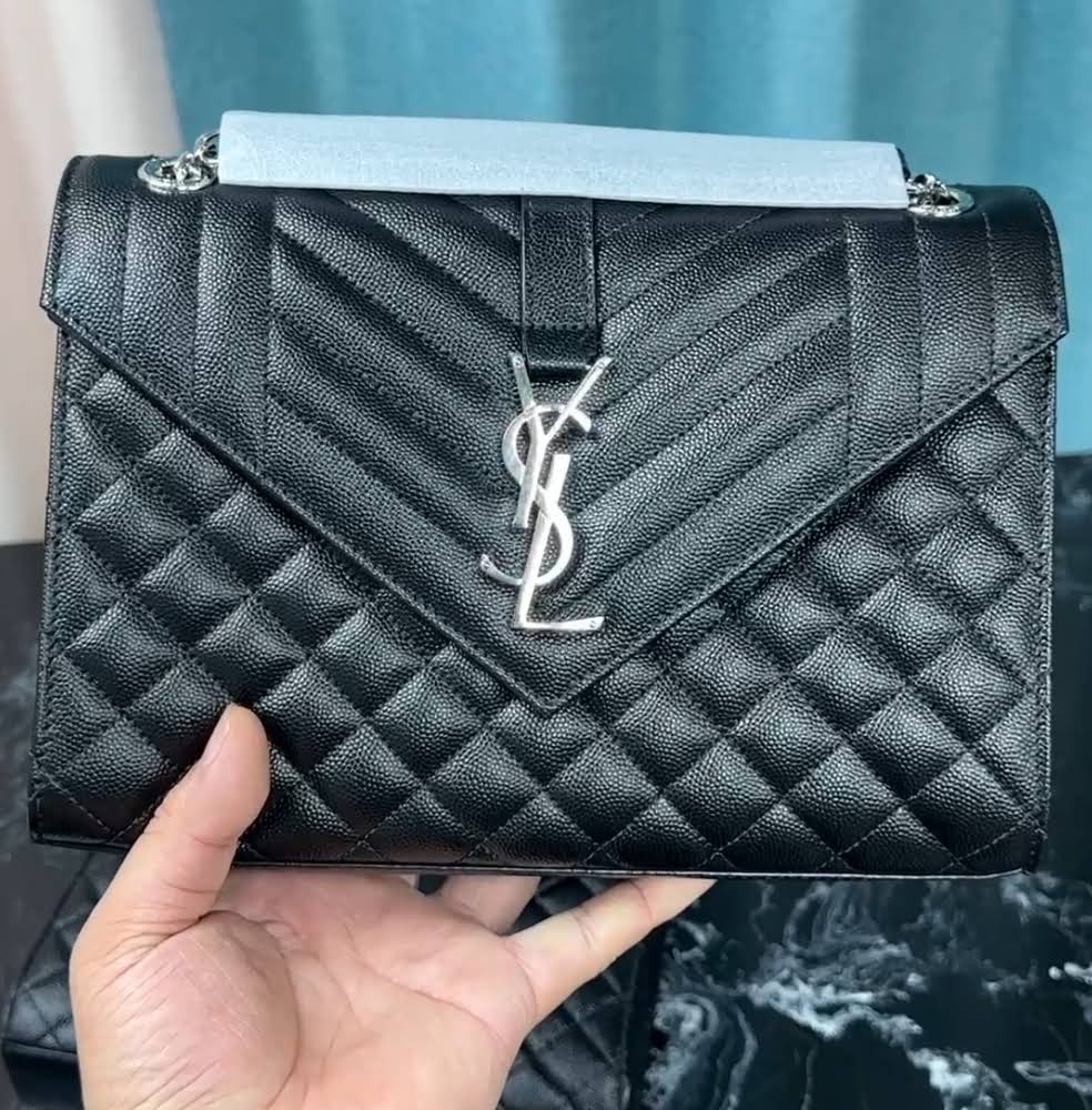 SAINT LAURENT ENVELOPE MEDIUM IN QUILTED GRAIN DE POUDRE EMBOSSED LEATHER (Silver)