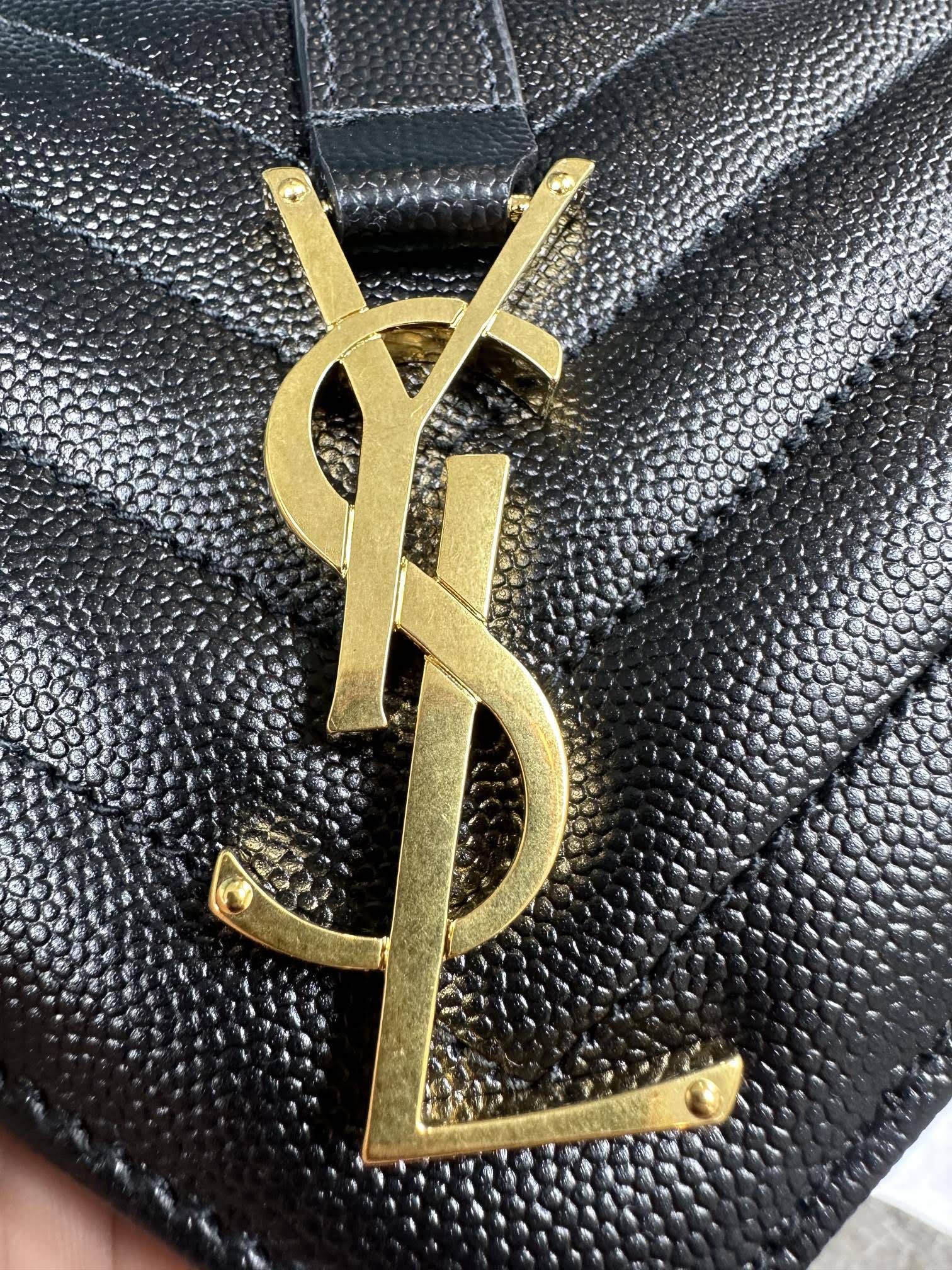 SAINT LAURENT ENVELOPE MEDIUM IN QUILTED GRAIN DE POUDRE EMBOSSED LEATHER (Gold)